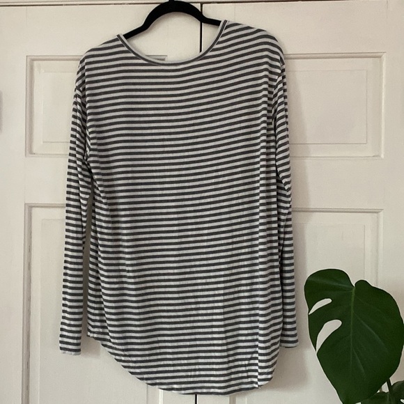 Banana Republic Luxespun Gray Grey White Striped Long Sleeve Curved Hem Modal - Picture 4 of 4